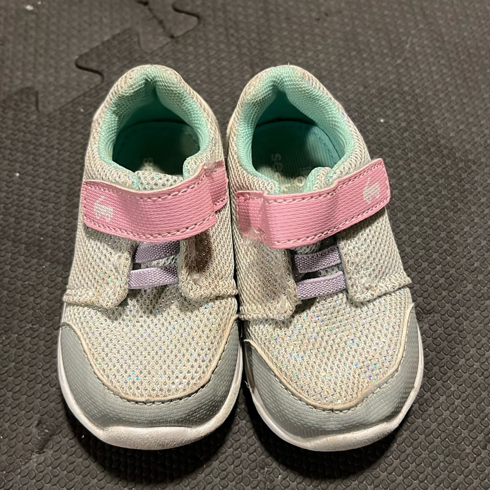 See Kai run lightweight sneaker Velcro little baby girl size 5 silver
